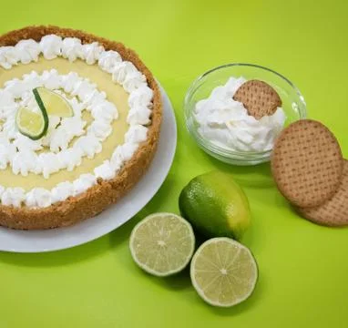 Key Lime Pie with ingredients close up Fotos de archivo