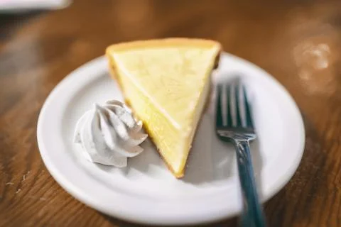Key lime pie slice at Florida restaurant in the Keys. World famous american Fotos de archivo