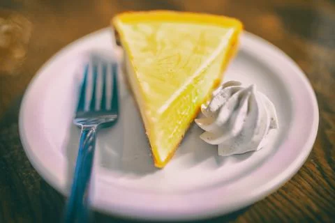 Key lime pie slice at Florida restaurant in the Keys. World famous american Fotos de archivo