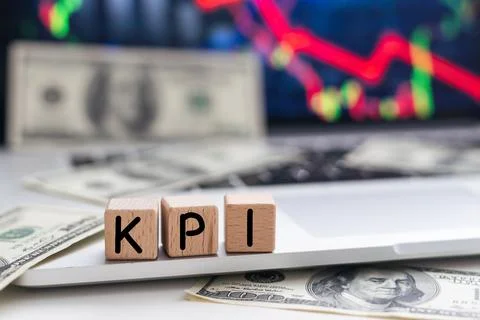Key Performance Indicators. KPI the word on wooden cubes, cubes stand on a Foto stock