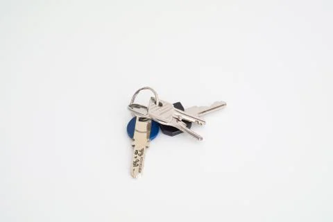 Key ring with different types and shapes of keys close up shot isolated on wh Stock-Fotos