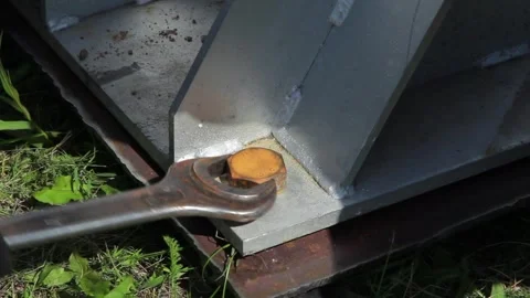 The key tightens the rusty nut in the support mechanism 動画素材 281948525