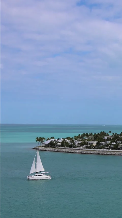 Key West Florida. Panoramic view of a sailboat sailing on clear turquoise ocean Stock Footage 344756592