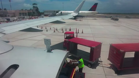 Key West Luggage Unloading Plane Video stock 232725111