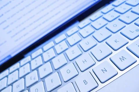 The keyboard of a computer in front of a screen. Data processing and Internet 스톡 사진