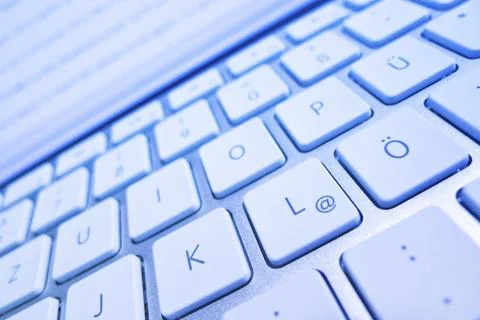 The keyboard of a computer in front of a screen. Data processing and Internet 스톡 사진