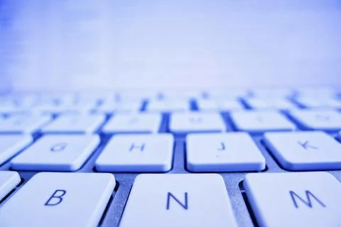 The keyboard of a computer in front of a screen. Data processing and Internet 스톡 사진