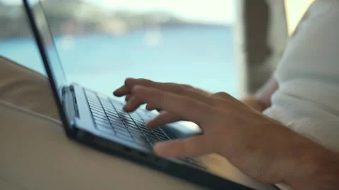 Keyboard focus in a van remote work setup surrounded by scenic landscapes Vidéo 291896807