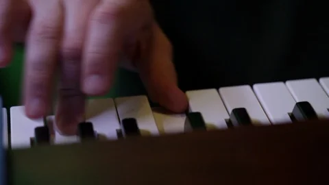 Keyboard playing fingers 스톡 동영상 95989439
