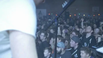 Keyboardist playing on stage with crowd in the background. Slow motion Vidéo 85974610