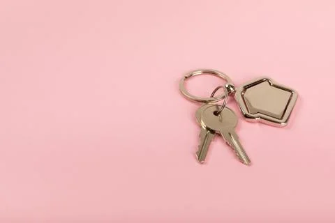Keychain in the shape of a house with a key ring on background. Foto stock