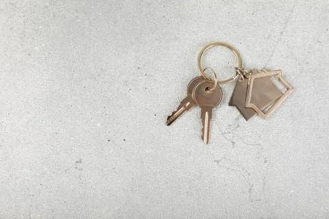 Keychain in the shape of a house with a key ring on background. Foto stock