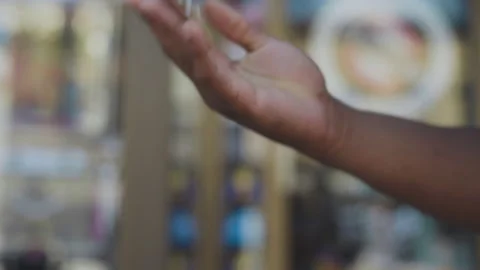 Keys drop into hands Stockbeeldmateriaal 171721114