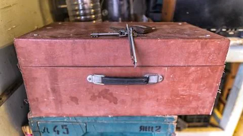 Keys with a lock on an old suitcase Foto stock