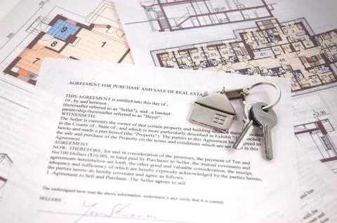 Keys on mortgage note Stock Photos