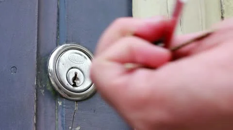 Keys opening gate Vídeo Stock 12406912