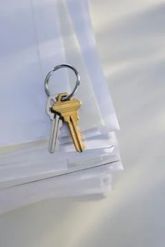 Keys on stack of mail Foto stock