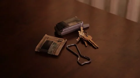 Keys, Wallet, and cellphone on Table 库存影片 62207434