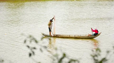 KHAMPONG THOM, CAMBODIA - CIRCA DEC 2013: Local fisherman preparing his net w 库存影片 47276698