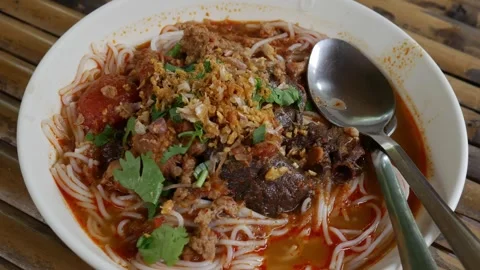 Khanom Jeen Nam Ngiao Thai northern style noodle Vidéo 334850737