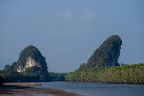Khao Khanap Nam limestone cliffs beside Krabi River Foto stock