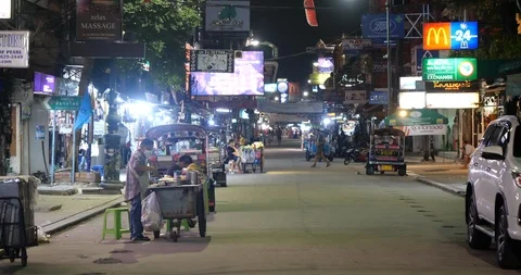 Khao San Road - Drinking Outside 7/11 Stock-Footage 127286477