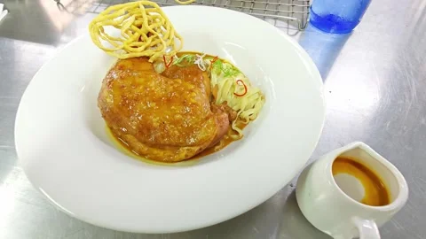 Khao Soi Chicken with crispy noodles. Vídeo Stock 343223071