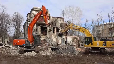 Kharkiv mourns victims of Russian attack on residential area, Járkov, UA - 09 Ma Video stock 330421754
