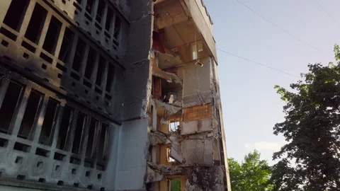 Kharkiv, Ukraine-20 july 2023: The destroyed building after the Russian shelling Vidéo 271067341