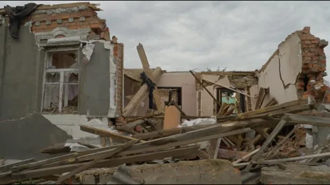 Kharkiv, Ukraine-21 july 2023: The destroyed building after the Russian shelling Vidéo 271058053