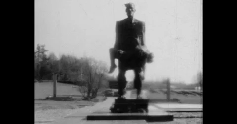 Khatyn memorial complex, sculpture of a father holding a dead boy in his arms Vídeos de archivo 314061672