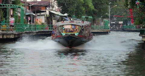 Khlong Saen Saep express boat transporting passengers in Bangkok Video stock 326376002