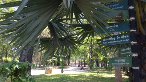 Khmer Direction Sign at Wat Phnom, Phnom Penh City Cambodia IMG 1147 Vidéo 120147500