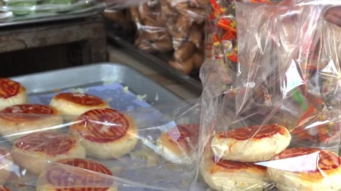 Khmer Vendor Hands Packing Num Pia Then Karipap Pastry Battambang Stock Footage 348480296