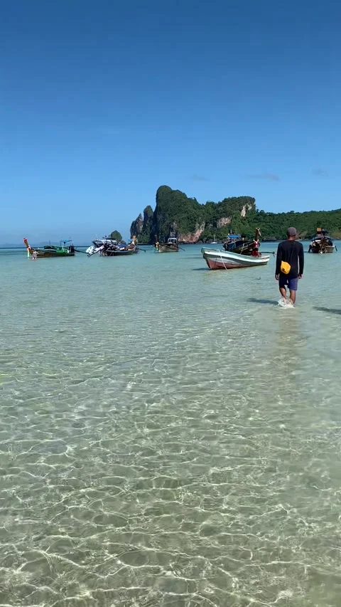 Kho Phi Phi, Thailand - 2021/12/22 : Walking on a beach Видео 344768824
