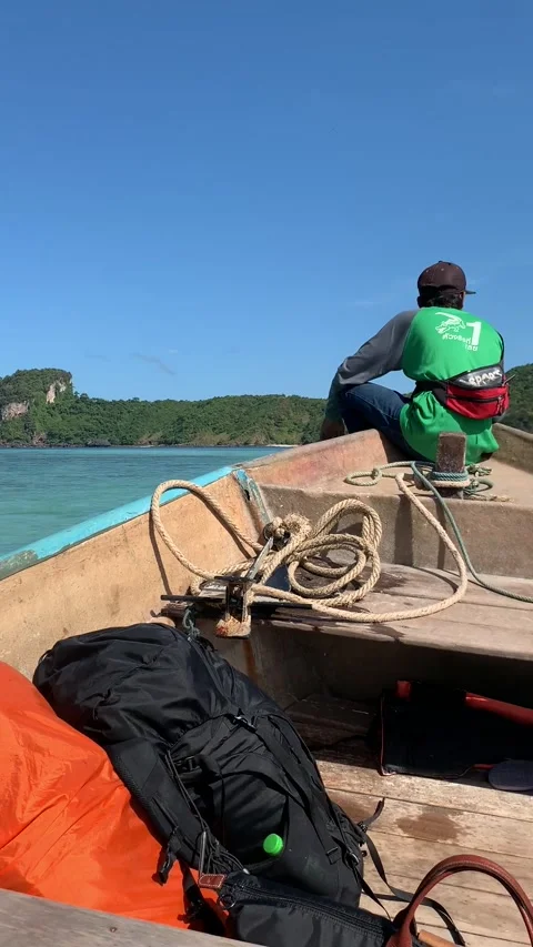 Kho Phi Phi, Thailand - 2021/12/22 : Boat ride Stockbeeldmateriaal 344768846