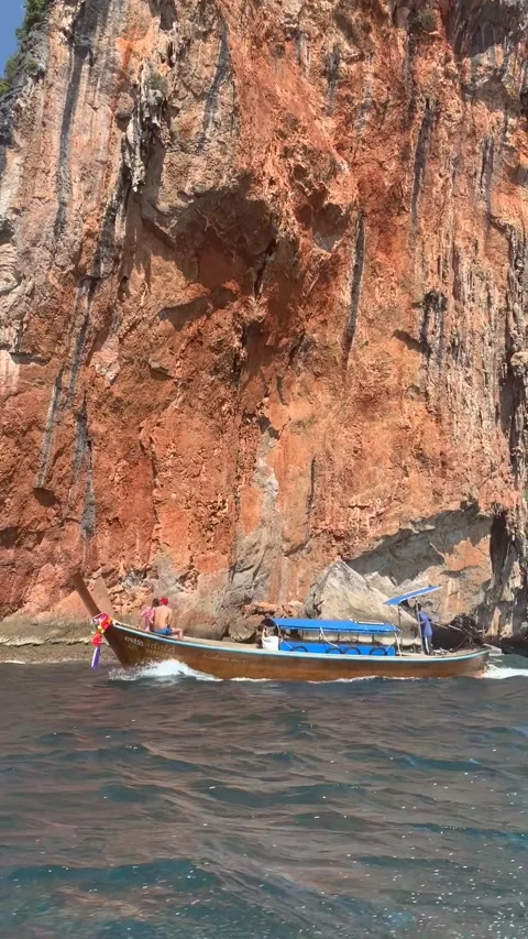 Kho Phi Phi, Thailand - 2021/12/22 :  Red cliff 库存影片 344768853