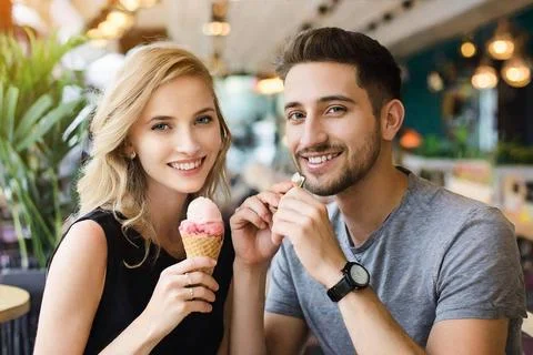 KI generiert, Europa, Italien, Mann, Männer, Frau, Paar, geniessen ein Eis.. Stock Photos