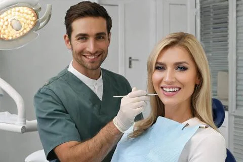 KI generiert, Zahnarzt behandelt eine junge attraktive Frau, Blond, 30, 35... Stock Photos