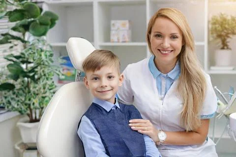 KI generiert, Zahnarzt behandelt kleinen Jungen, Zahnärztin, Blond, 30, 35.. Stock Photos