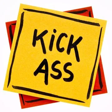 Kick ass reminder note Kick ass reminder or advice, handwriting on isolate... Foto stock