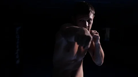 Kickboxer beats his knee Video stock 105445070