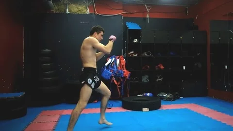 Kickboxer is training in the gym. profile view. Thai boxing. 库存影片 127026288