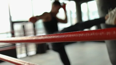 Kickboxing Workout in the Gym 库存影片 103752767