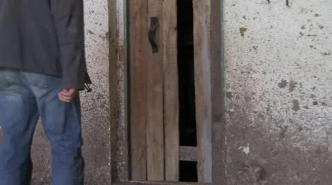 Kicks the door Vídeo Stock 11358786