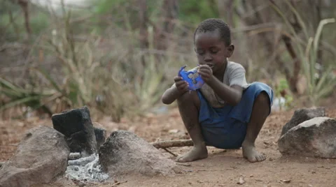 Kid and campfire 動画素材 59796427