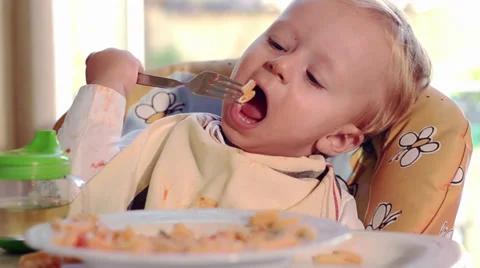 Kid and pasta 库存影片 32165656