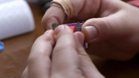Kid assembling a colorful Toy out of plastic construction parts Vidéo 264916420