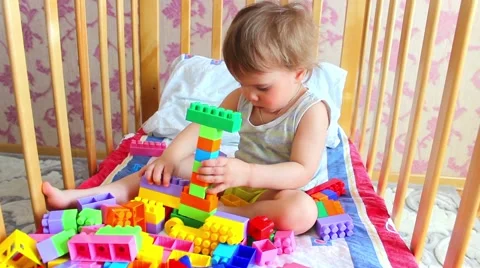 Kid building spaceship with lego bricks. 库存影片 62995779
