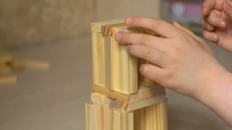 Kid building a toy tower 動画素材 89673944